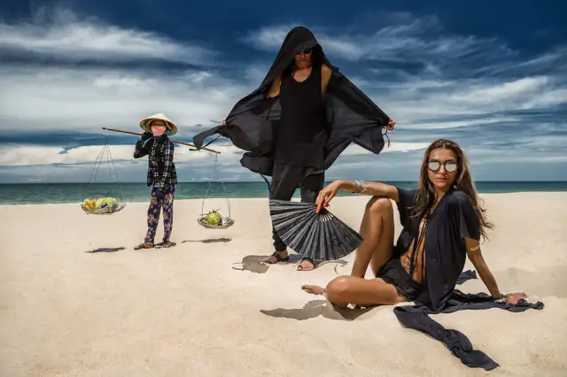 Постановочная fashion-съёмка в чёрном на морском берегу
